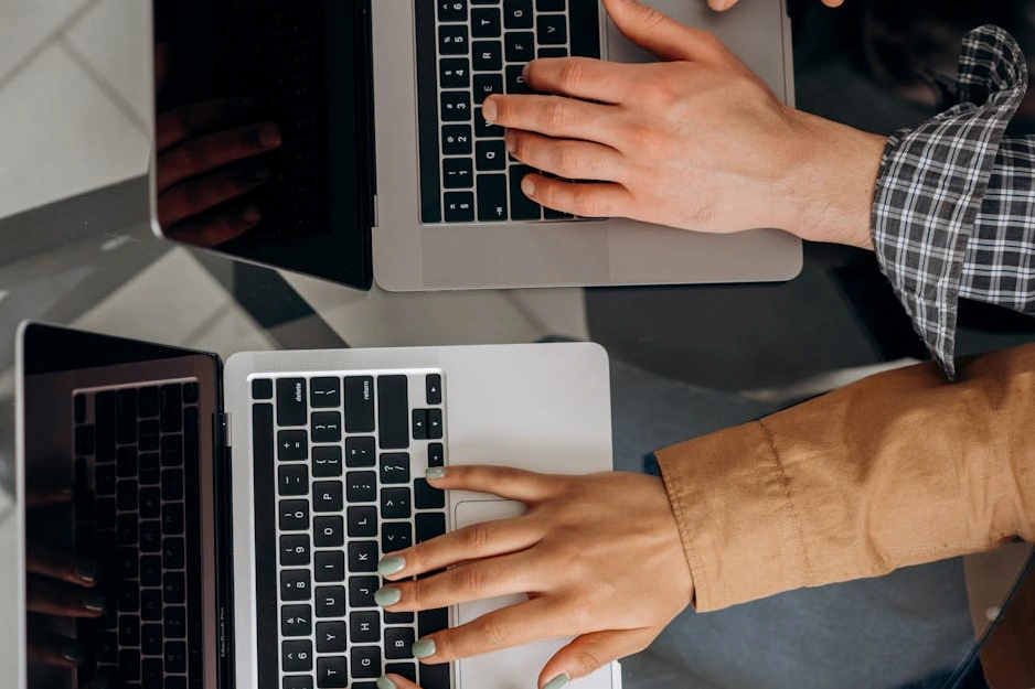 Masanın üzerinde duran bir not defterine planlama yazıları yazan bir kişi